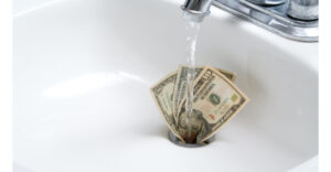 معنی فارسی اصطلاح: Pour money down the drain